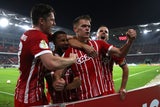 Bayern schießen sich mit 5:2 über Augsburg ins Achtelfinale