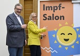 Peter Hacker (SPÖ) und Landeschefärztin Susanne Drapalik präsentieren:&nbsp;Sorgen-los Impfen - Neues Impfangebot der Stadt Wien im Hallenbad Brigittenau.