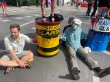 Nippel Protest Umwelt Naschmarkt Secession Blockade