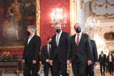 Vizekanzler Werner Kogler (Grüne), Bundeskanzler Karl Nehammer (ÖVP) und Alexander Schallenberg (ÖVP) im Rahmen der Angelobung des neuen Bundeskanzlers sowie weiterer Regierungsmitglieder