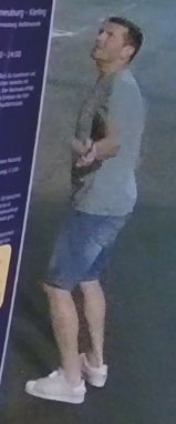 Schwere Sachbeschädigung: Polizei sucht diesen Mann