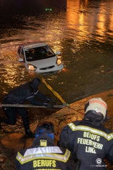 Auto in Donau Linz