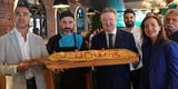 Hier schneidet Bürgermeister Ludwig Riesen-Dönerspieß an