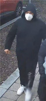 Schwerer Raub: Polizei sucht diese Männer