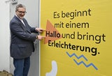 Peter Hacker eröffnet ''Impf-Salon'' in Hallenbad