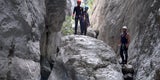 Wanderer in einer Schlucht in Umbrien (Italien)