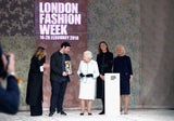 Queen Elizabeth zeichnet den Designer Richard Quinn an der London Fashion Week im Jahr 2018 mit dem «Queen Elizabeth Award für britisches Design» aus.&nbsp;