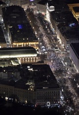 Spektakuläre Luft-Aufnahmen zeigen Lichtermeer in Wien