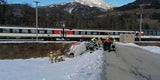 Personenzug erfasst Paket-Transporter