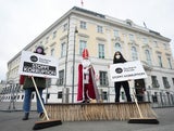 Eine Demonstration vor der Angelobung des ÖVP-Regierungsteams