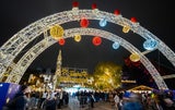 Christbaum erstrahlt im Lichterglanz