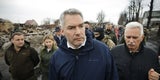 Kanzler Nehammer besucht Massengrab in Butscha