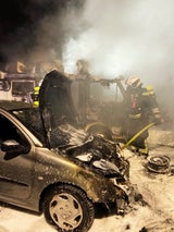 Feuer-Inferno: 7 Autos in Wien-Simmering ausgebrannt