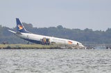 Flugzeug schießt über Landebahn hinweg und rutscht in See