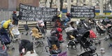 Aktivisten erinnern vor "Russendenkmal" in Wien an getötete Kinder