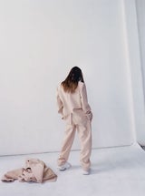 Hailey Bieber mischt Stil mit Komfort