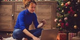 Frau vor Laptop