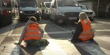 Klimaaktivisten klebten sich am Wiener Ring fest