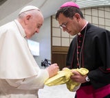 Messi erhielt Vatikan-Trikot mit Papst-Unterschrift