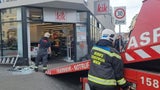 Pkw crasht in Mode-Geschäft: Zwei Verletzte, darunter ein Kind (11)