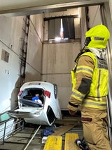 Hausmeister stürzt mit Auto in Aufzugschacht ab