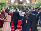 Klima-Aktivisten stürmen Opernball
