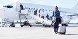 Frau steigt in Flugzeug