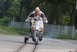 Mann fuhr mit Vespa auf Schienen der Liliputbahn im Prater