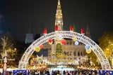 Christbaum erstrahlt im Lichterglanz