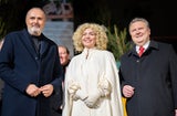 Christbaum erstrahlt im Lichterglanz