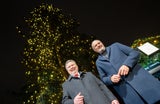 Christbaum erstrahlt im Lichterglanz