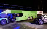 Auto bohrt sich in Bus: Lenker weg!
