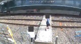 Kinder auf Bahngleisen