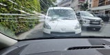 Güterzug verliert Steine und trifft fahrenden Familien-Pkw