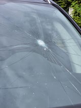 Güterzug verliert Steine und trifft fahrenden Familien-Pkw