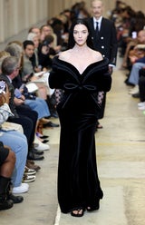 Mariacarla Boscono in einem schwarzen Off-Shoulder-Dress