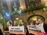 Klima-Aktivisten stürmen Opernball