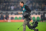 Technisches KO im Fußball - Kaputte Kamera unterbricht Bundesliga-Topspiel