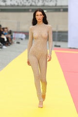 Bella Hadid im Nacktanzug