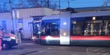 Crash mit Bus: Straßenbahn in Wien entgleist