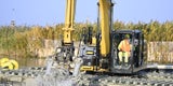 Bagger saugen Schlamm aus Häfen am Neusiedler See