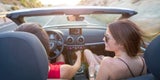 Pärchen im Cabrio