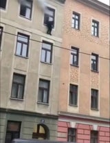 Zwei Männer bei Zimmerbrand in Wien aus dem 3. Stock gesprungen