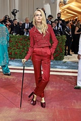 Cara Delevingne oben ohne bei der MET Gala