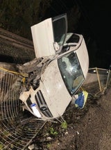 Auto stürzt über Abhang und bleibt neben Gleisen liegen