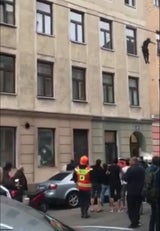 Zwei Männer bei Zimmerbrand in Wien aus dem 3. Stock gesprungen