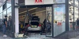 Pkw crasht in Mode-Geschäft: Zwei Verletzte, darunter ein Kind (11)