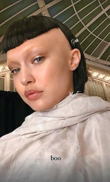 "Boo" schreibt Model Gigi Hadid unter ihr Selfie auf Instagram.