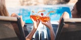Aperol am Pool trinken
