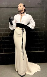 Conchita Wurst im seidenen Corsage-Kleid